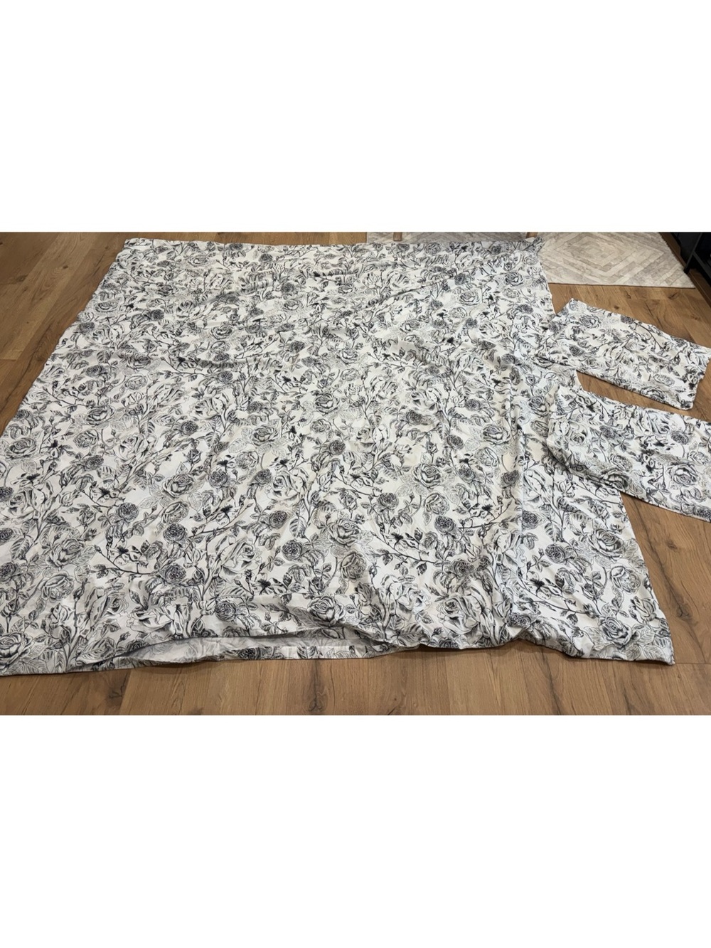 Floral Black & White Queen Duvet Cover & 2 Standard Shams